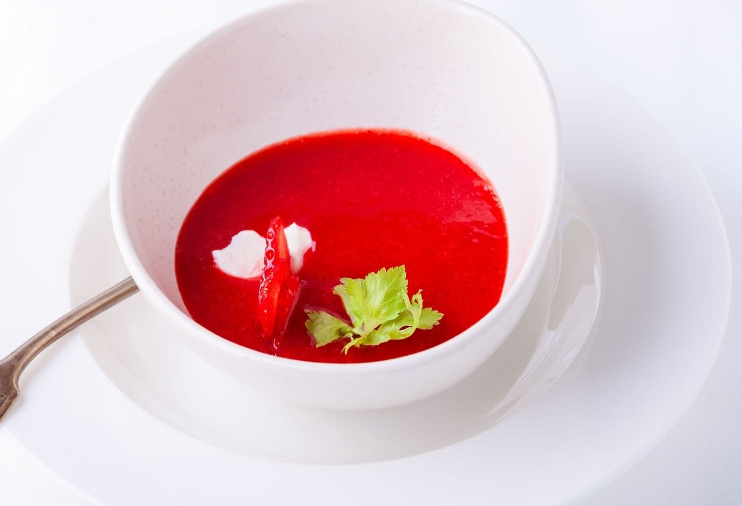 4 sopas frías saludables y a todo color para verano